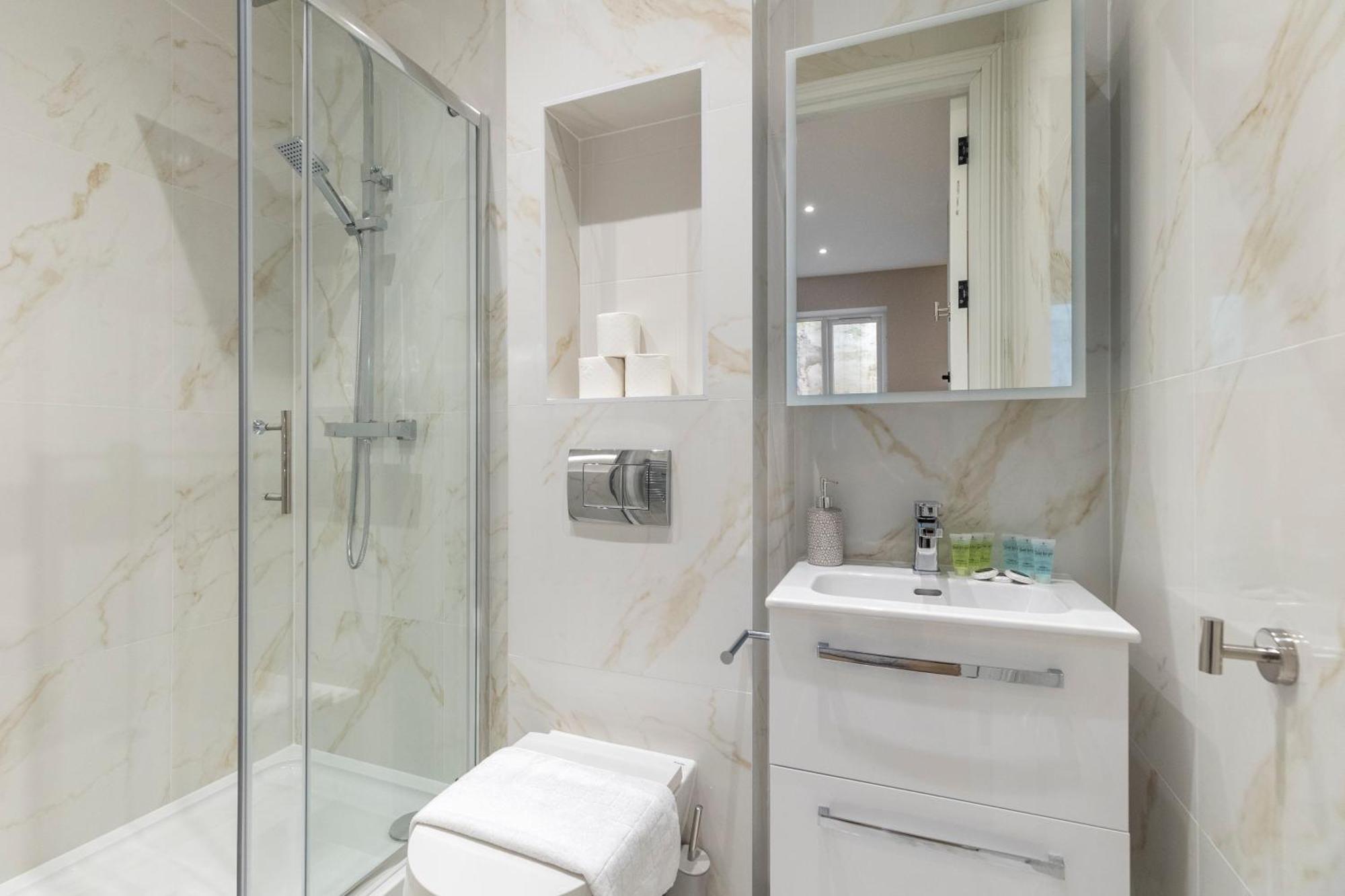 Modern 2br Sleeps 6 Spacious And Bright The Pine Apartment