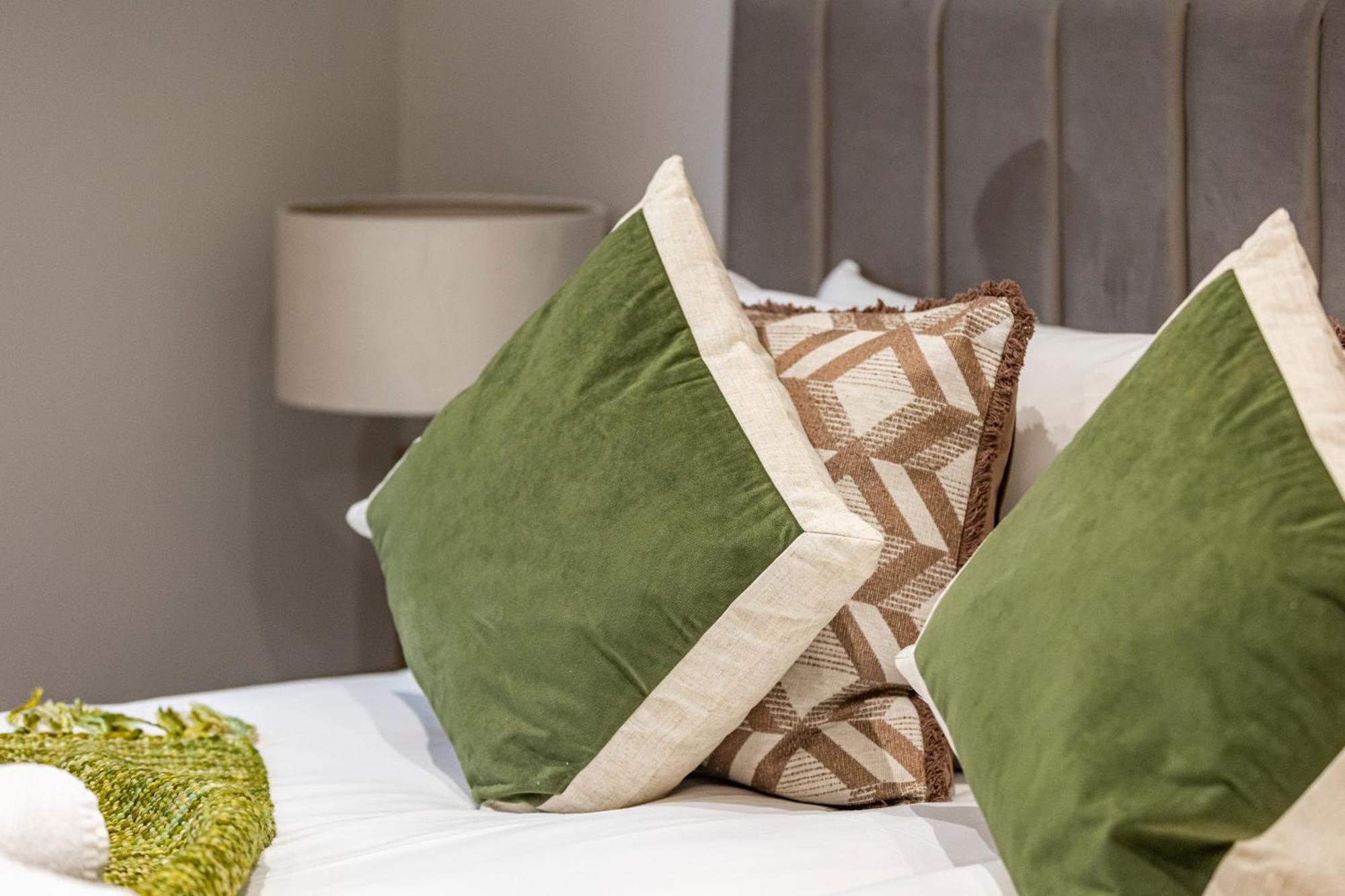 Modern 2br Sleeps 6 Spacious And Bright The Pine London