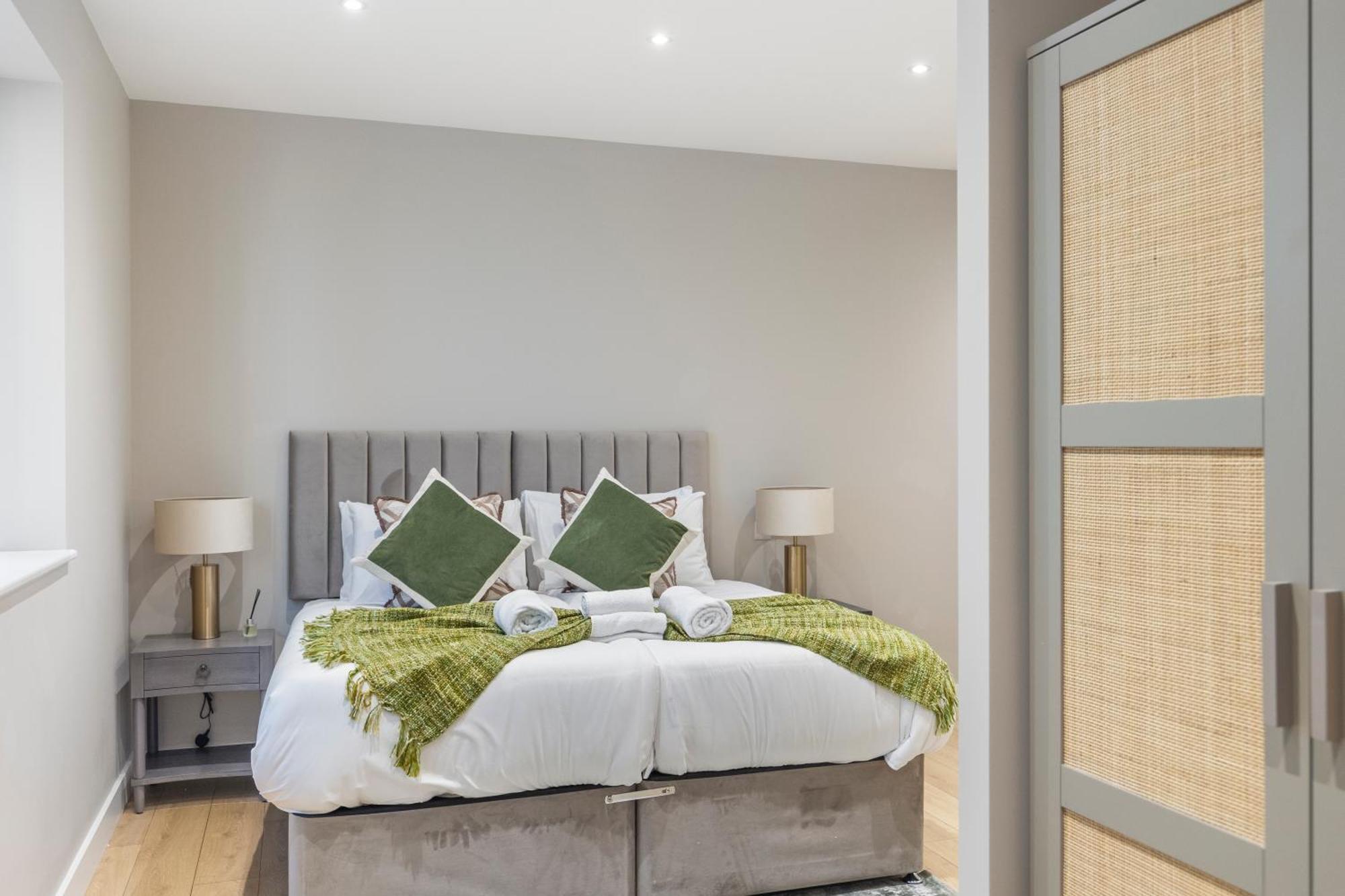 Apartment Modern 2br Sleeps 6 Spacious And Bright The Pine
