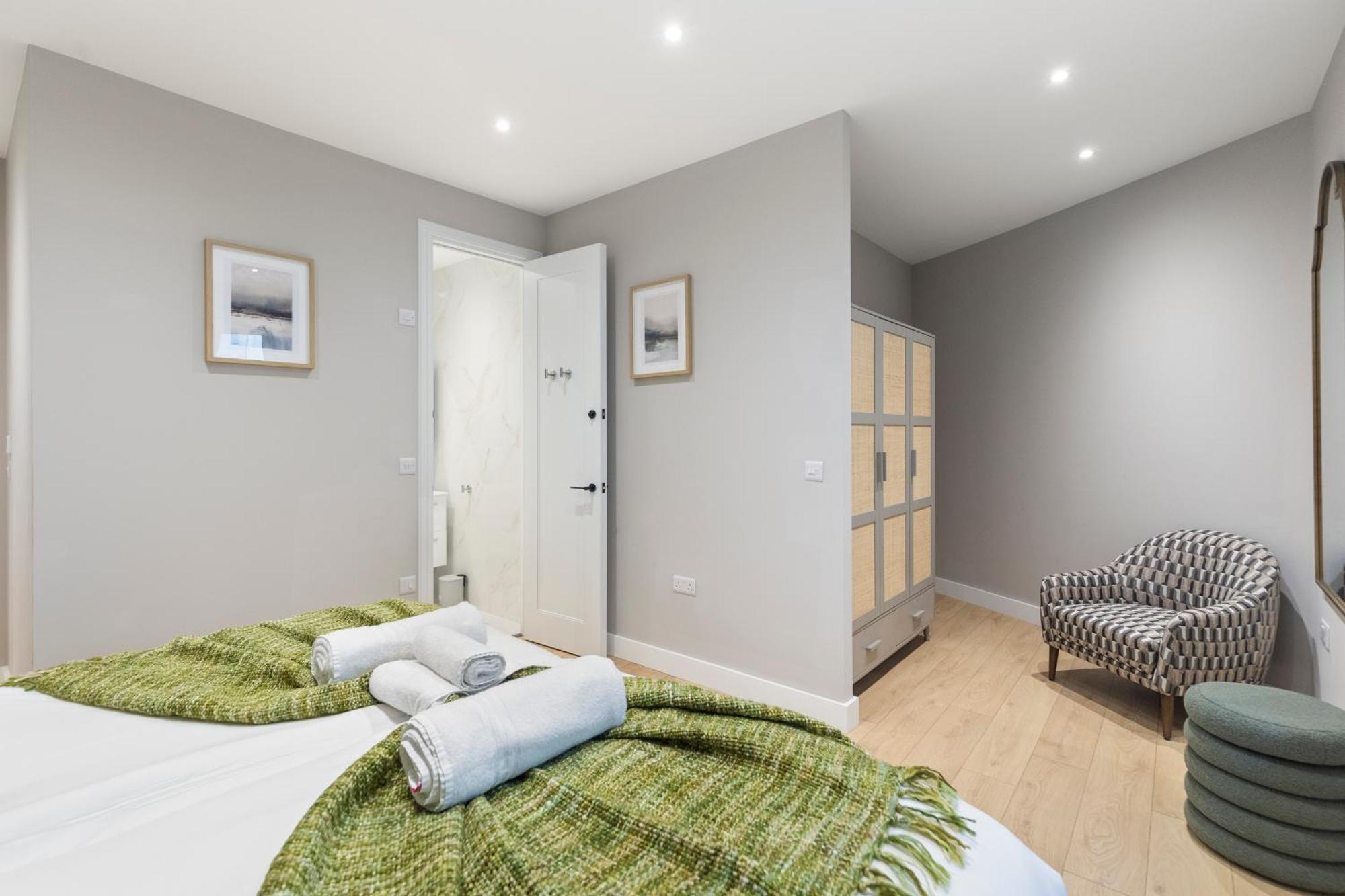 Modern 2br Sleeps 6 Spacious And Bright The Pine Apartment