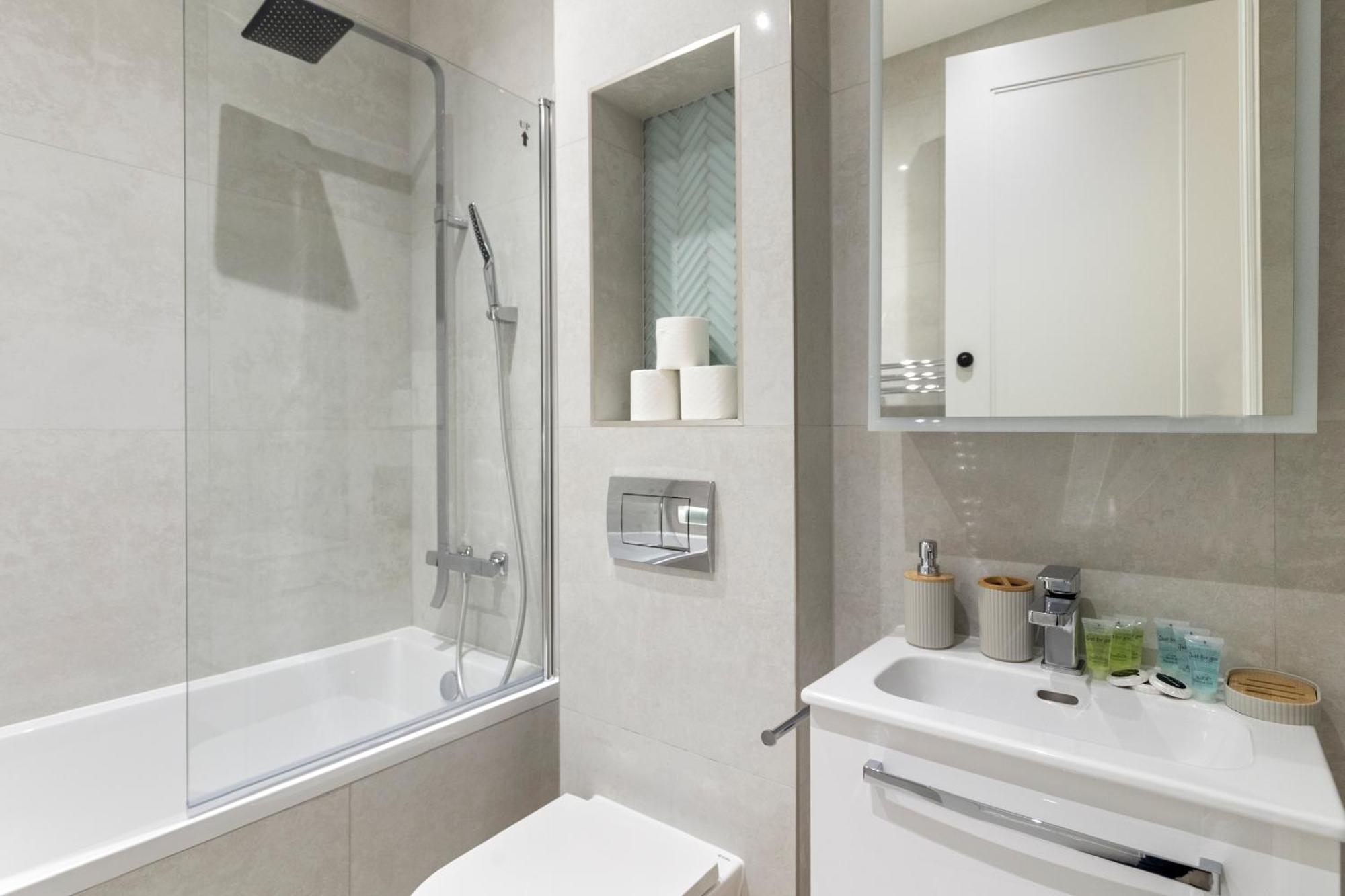 Modern 2br Sleeps 6 Spacious And Bright The Pine Apartment *