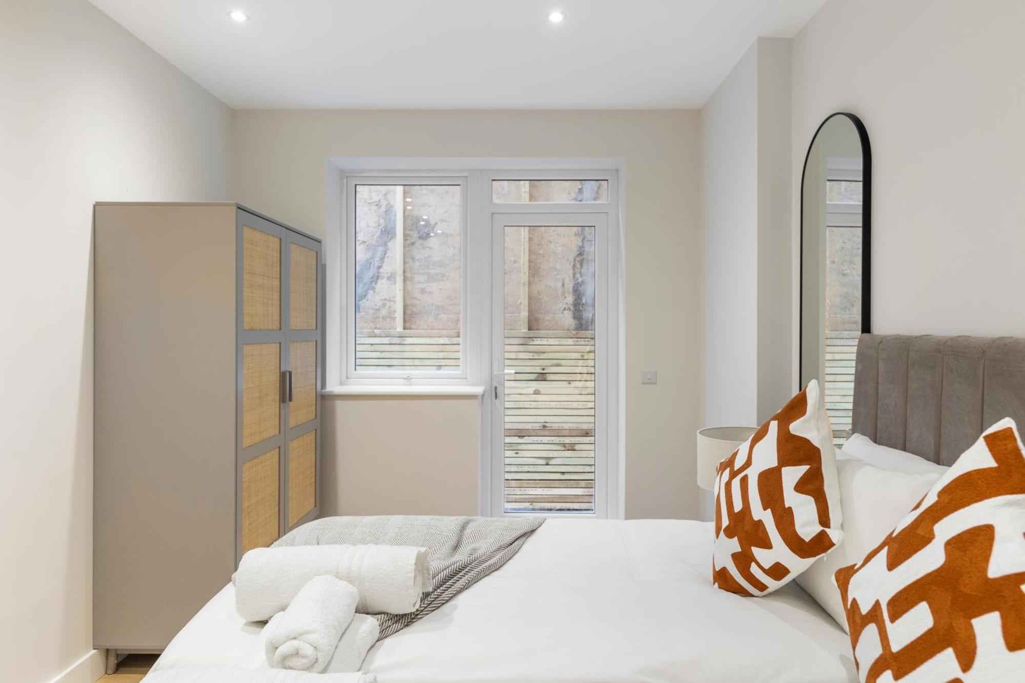 Modern 2br Sleeps 6 Spacious And Bright The Pine Apartment London